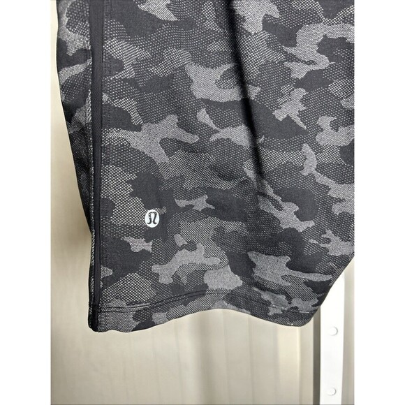 Lululemon Camo Short Gray 9" Inseam Size M - Picture 4 of 6